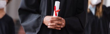 Afro-Amerikan mezunlarının diploma ve afiş taşıdığı görüşü. 