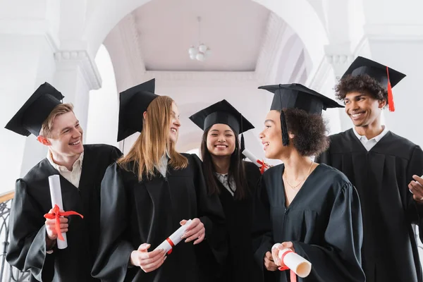 Uśmiechnięci Absolwenci Międzyrasowi Patrzący Siebie Uniwersytecie — Zdjęcie stockowe