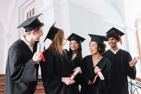 Pozitivní Multietničtí Absolventi Při Pohledu Přátele Diplomy — Stock fotografie