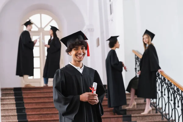 年轻的非洲裔美国毕业生 在大学里对着相机看文凭 — 图库照片