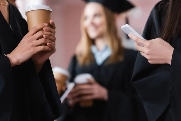 Soltero Afroamericano Sosteniendo Café Para Acercarse Amigo Con Teléfono Inteligente — Foto de Stock