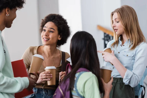 アフリカ系アメリカ人の学生でコーヒーを飲みながら大学で友達と話をします — ストック写真