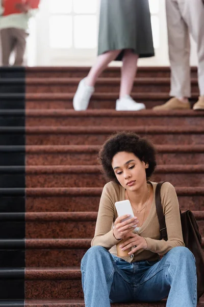 Estudiante Afroamericano Usando Celular Escaleras Universidad — Foto de Stock