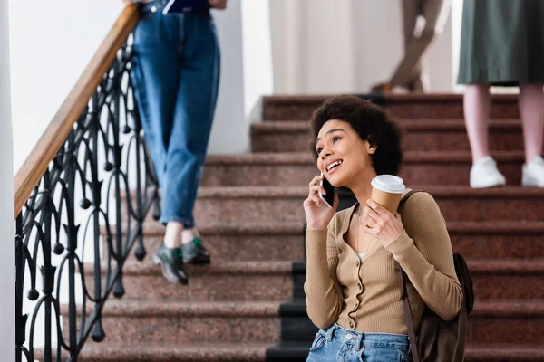 Estudante Afro Americano Sorrindo Falando Celular Segurando Café Para Universidade — Fotografia de Stock