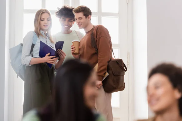 Alegre Interracial Estudiantes Con Cuadernos Café Hablando Cerca Ventana — Foto de Stock