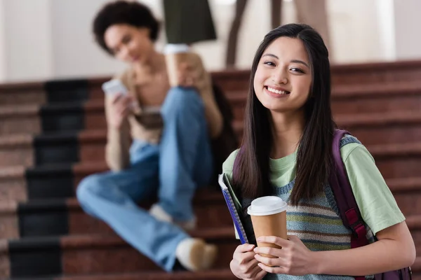 Alegre Ásia Estudante Com Café Para Notebook Olhando Para Câmera — Fotografia de Stock