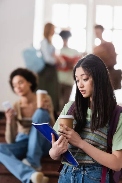 Asiatischer Student Mit Pappbecher Und Notizbuch — Stockfoto