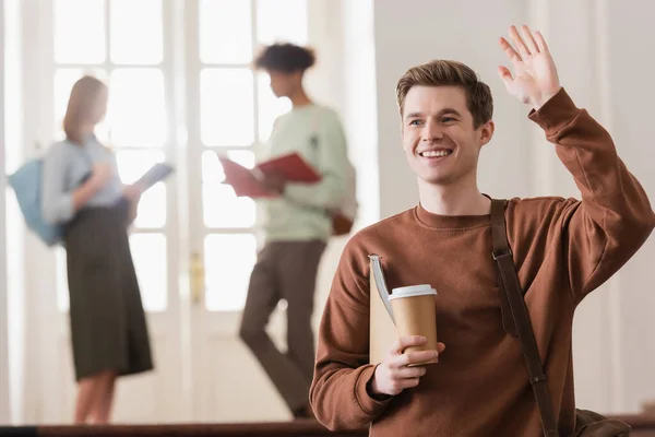 Positiv Student Med Kaffe Att Och Anteckningsbok Viftar Hand Universitetet — Stockfoto