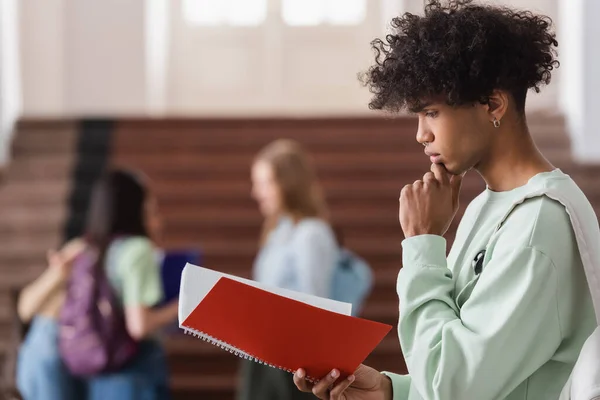 Sidovy Fokuserad Afrikansk Amerikansk Student Tittar Anteckningsbok — Stockfoto