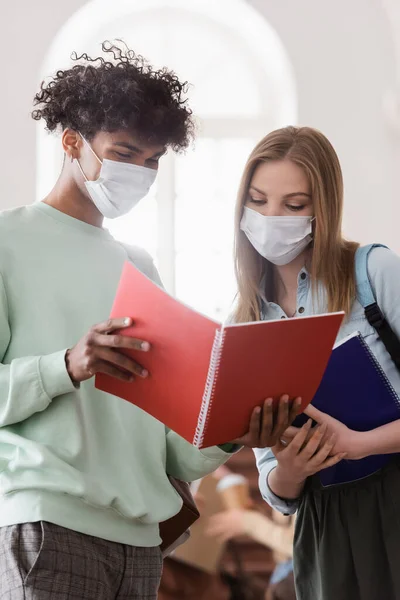 Estudante Afro Americano Segurando Notebook Perto Amigo Máscara Médica — Fotografia de Stock