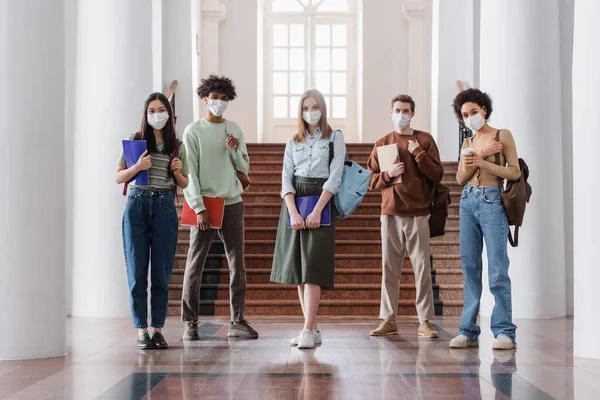 Estudiantes Interraciales Con Máscaras Médicas Sosteniendo Cuadernos Universidad —  Fotos de Stock