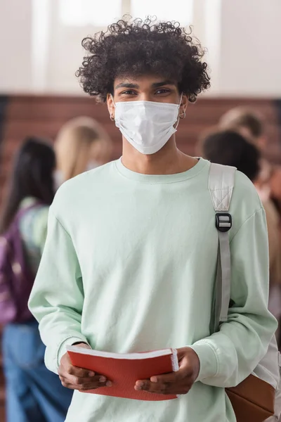 Estudante Afro Americano Máscara Médica Segurando Notebook — Fotografia de Stock