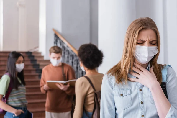 Ill Student Aanraken Nek Tijdens Quarantaine Universiteit — Stockfoto