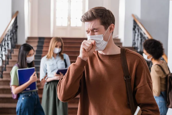 기간중에 대학교에서 기침하는 학생들 — 스톡 사진