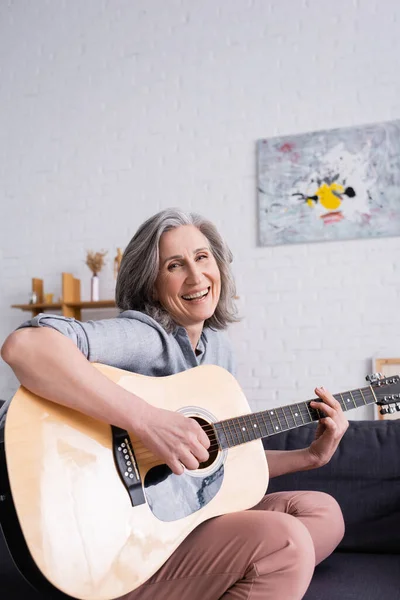 快乐的中年妇女 灰白头发 弹吉他 — 图库照片