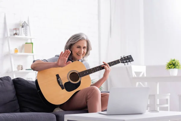 Mujer Mediana Edad Con Pelo Gris Sosteniendo Guitarra Acústica Mientras — Foto de Stock