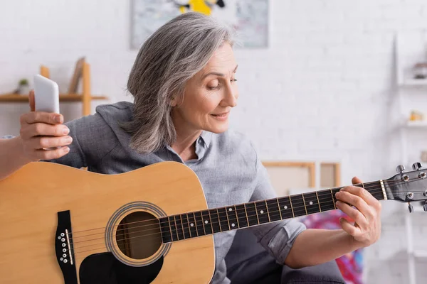 Mature Woman Grey Hair Holding Smartphone While Learning Play Acoustic — Stock Photo, Image