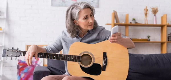 Mature Woman Grey Hair Looking Smartphone While Learning Play Acoustic — Stock Photo, Image