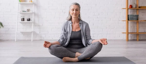 Mature Woman Grey Hair Sitting Lotus Pose Yoga Mat Banner — Stock Photo, Image