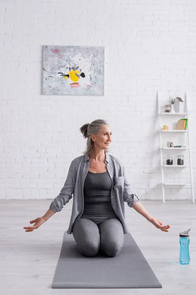 Mujer Madura Complacida Con Pelo Gris Practicando Yoga Cerca Botella —  Fotos de Stock