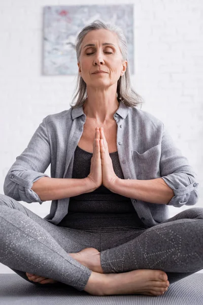 Elleri Dua Eden Gözleri Kapalı Nilüferde Yoga Minderinde Poz Veren — Stok fotoğraf