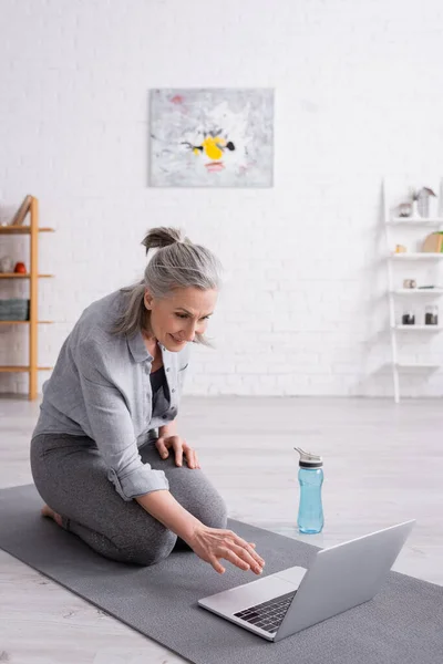 Glimlachende Vrouw Van Middelbare Leeftijd Zittend Fitness Mat Met Behulp — Stockfoto