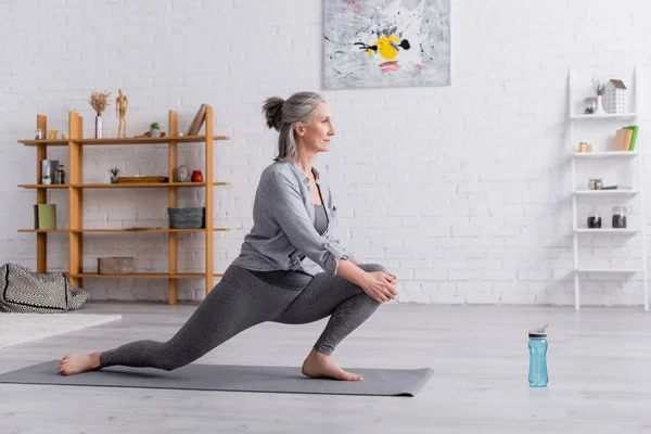 Matta Üzerinde Yoga Yapan Esnek Olgun Bir Kadının Yan Görünüşü — Stok fotoğraf