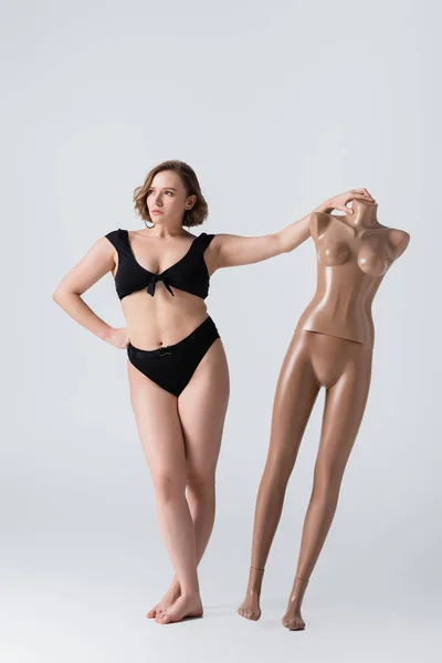 Übergewichtige Und Barfüßige Junge Frau Posiert Mit Plastik Schaufensterpuppe Auf — Stockfoto
