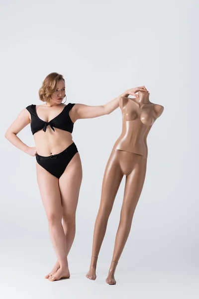 Full Length Overweight Young Woman Posing Plastic Mannequin White — Stock Photo, Image