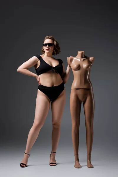 Full Length Overweight Young Woman Swimsuit Sunglasses Posing Plastic Mannequin — Stock Photo, Image