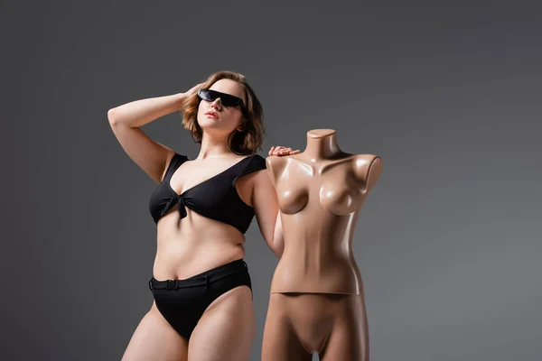 Overgewicht Jonge Vrouw Zwart Badpak Zonnebril Poseren Met Plastic Etalagepop — Stockfoto
