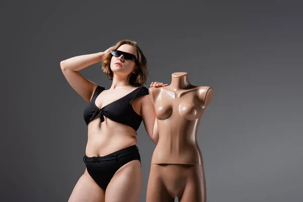 Jeune Femme Surpoids Maillot Bain Noir Lunettes Soleil Posant Avec — Photo