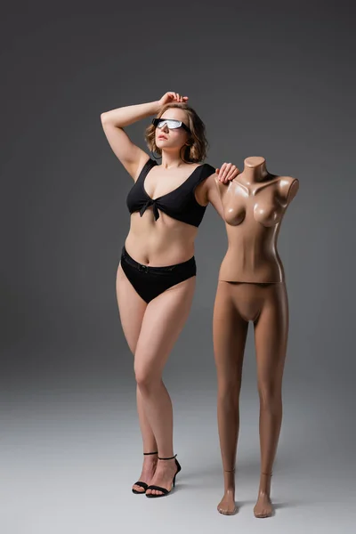 Full Length Overweight Young Woman Sunglasses Posing Plastic Mannequin Grey — Stock Photo, Image