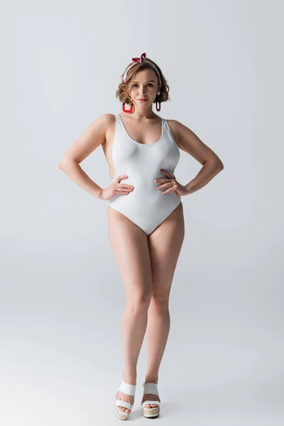 Volledige Lengte Van Overgewicht Jonge Vrouw Badmode Poseren Met Handen — Stockfoto