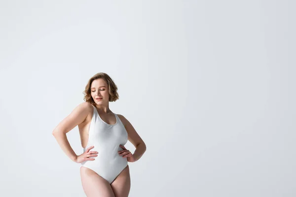 Młoda Otyła Kobieta Strojach Kąpielowych Pozująca Dłońmi Biodrach Odizolowana Biało — Zdjęcie stockowe