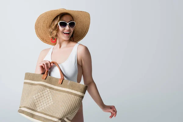 Mulher Com Sobrepeso Alegre Chapéu Palha Óculos Sol Maiô Segurando — Fotografia de Stock