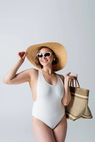 Overweight Joyful Woman Sunglasses Swimsuit Holding Bag While Adjusting Straw — Stock Photo, Image