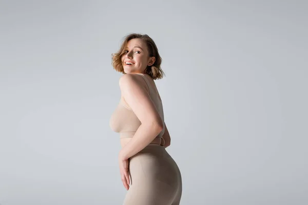 Lächelnde Übergewichtige Junge Frau Unterwäsche Posiert Isoliert Auf Grau — Stockfoto