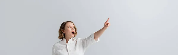 Mujer Con Sobrepeso Shock Camisa Blanca Apuntando Con Dedo Aislado — Foto de Stock