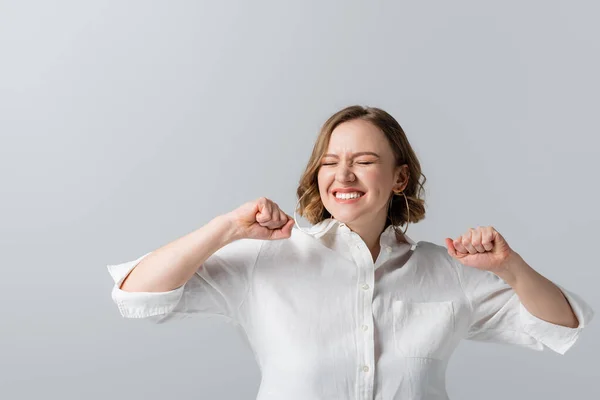 Übergewichtige Frau Weißen Hemd Feiert Vereinzelt Auf Grau — Stockfoto