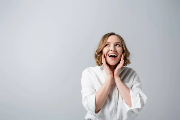Mujer Excitada Con Sobrepeso Camisa Blanca Aislada Gris — Foto de Stock