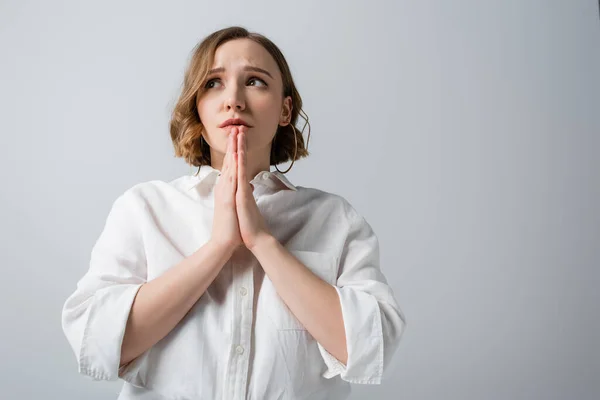 Junge Übergewichtige Frau Weißem Hemd Mit Betenden Händen Isoliert Auf — Stockfoto