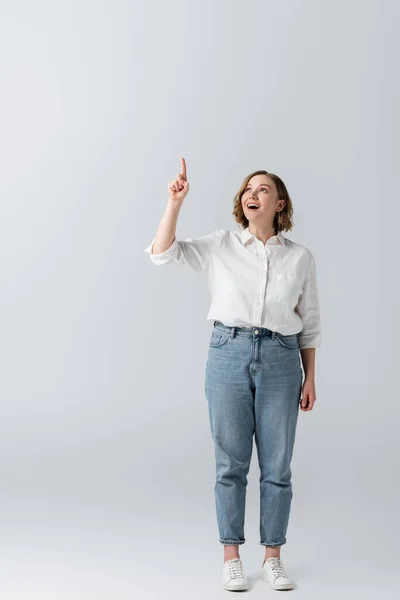 Volledige Lengte Van Gelukkig Overgewicht Vrouw Jeans Wijzend Met Vinger — Stockfoto