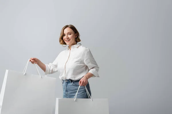 Gelukkig Overgewicht Vrouw Jeans Wit Shirt Houden Boodschappentassen Geïsoleerd Grijs — Stockfoto