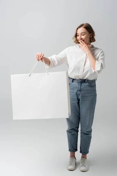 Comprimento Total Mulher Com Excesso Peso Animado Jeans Camisa Branca — Fotografia de Stock