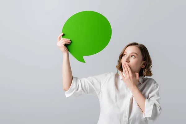 Mujer Con Sobrepeso Camisa Blanca Sosteniendo Burbuja Habla Verde Cubriendo — Foto de Stock