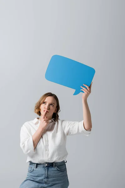 Pensive Overgewicht Vrouw Wit Shirt Met Blauwe Spraakbel Geïsoleerd Grijs — Stockfoto