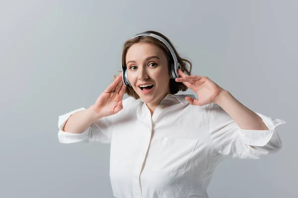 Espantado Size Mulher Fones Ouvido Sem Fio Ouvir Música Isolada — Fotografia de Stock