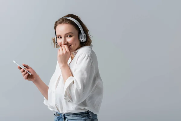 Mujer Feliz Más Tamaño Auriculares Inalámbricos Escuchando Música Sosteniendo Teléfono — Foto de Stock