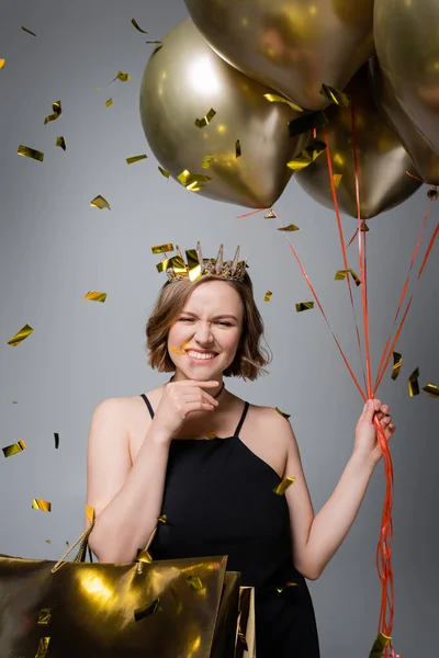 Glückliche Size Frau Slip Kleid Und Krone Mit Luftballons Neben — Stockfoto